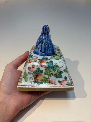 Five Chinese blue, white, famille rose and wucai covers, Kangxi and later — 照片 10