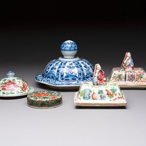 Five Chinese blue, white, famille rose and wucai covers, Kangxi and later — 照片 1