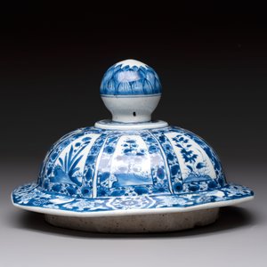 Five Chinese blue, white, famille rose and wucai covers, Kangxi and later — 照片 11
