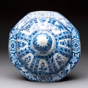 Five Chinese blue, white, famille rose and wucai covers, Kangxi and later — 照片 12