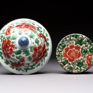 Five Chinese blue, white, famille rose and wucai covers, Kangxi and later — 照片 18