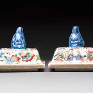 Five Chinese blue, white, famille rose and wucai covers, Kangxi and later — 照片 3