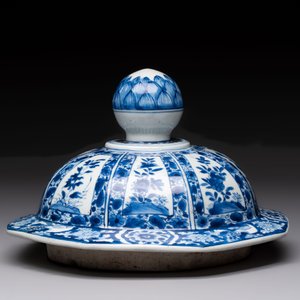 Five Chinese blue, white, famille rose and wucai covers, Kangxi and later — 照片 8