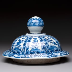 Five Chinese blue, white, famille rose and wucai covers, Kangxi and later — 照片 9