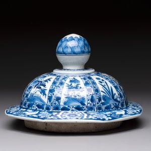 Five Chinese blue, white, famille rose and wucai covers, Kangxi and later — 照片 10