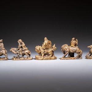 Five Chinese bronze 'Immortal' groups and a carved soapstone 'Monkeys' sculpture, 20th C. — 照片 3