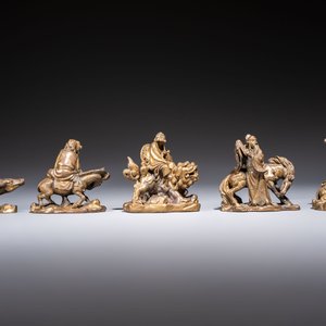 Five Chinese bronze 'Immortal' groups and a carved soapstone 'Monkeys' sculpture, 20th C. — 照片 5