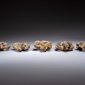 Five Chinese bronze 'Immortal' groups and a carved soapstone 'Monkeys' sculpture, 20th C. — 照片 6