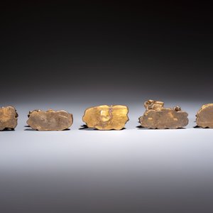 Five Chinese bronze 'Immortal' groups and a carved soapstone 'Monkeys' sculpture, 20th C. — 照片 7