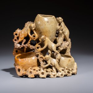Five Chinese bronze 'Immortal' groups and a carved soapstone 'Monkeys' sculpture, 20th C. — 照片 8