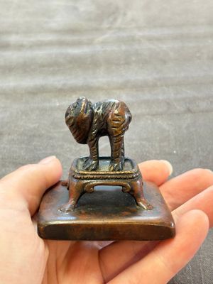 Five Chinese bronze seals and an Indonesian bronze figure group, 18/19th C. — foto 1