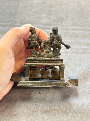 Five Chinese bronze seals and an Indonesian bronze figure group, 18/19th C. — foto 15