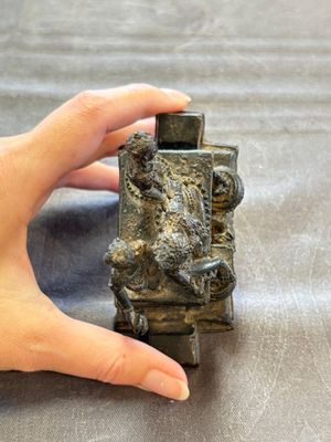 Five Chinese bronze seals and an Indonesian bronze figure group, 18/19th C. — foto 17