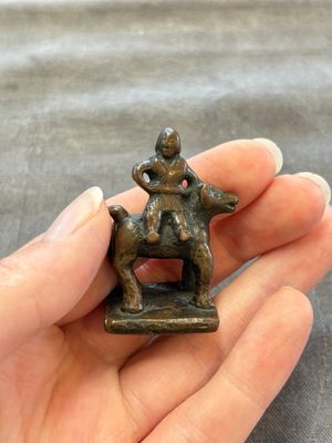 Five Chinese bronze seals and an Indonesian bronze figure group, 18/19th C. — foto 19