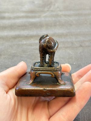 Five Chinese bronze seals and an Indonesian bronze figure group, 18/19th C. — foto 2