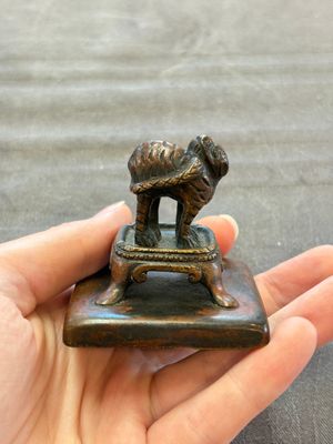 Five Chinese bronze seals and an Indonesian bronze figure group, 18/19th C. — foto 3