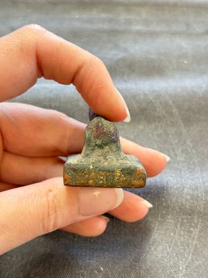 Five Chinese bronze seals and an Indonesian bronze figure group, 18/19th C. — foto 34