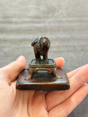 Five Chinese bronze seals and an Indonesian bronze figure group, 18/19th C. — foto 4