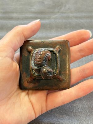 Five Chinese bronze seals and an Indonesian bronze figure group, 18/19th C. — foto 5