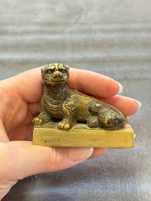 Five Chinese bronze seals and an Indonesian bronze figure group, 18/19th C. — foto 7