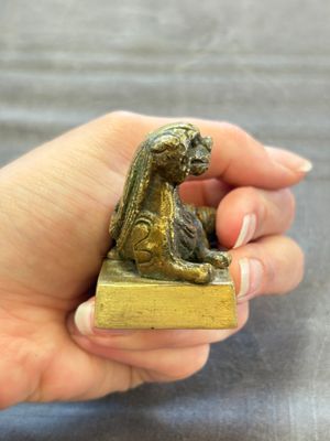 Five Chinese bronze seals and an Indonesian bronze figure group, 18/19th C. — foto 10