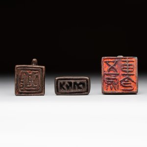 Five Chinese bronze seals and an Indonesian bronze figure group, 18/19th C. — foto 14