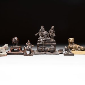 Five Chinese bronze seals and an Indonesian bronze figure group, 18/19th C. — foto 2