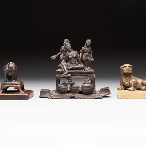 Five Chinese bronze seals and an Indonesian bronze figure group, 18/19th C. — foto 3