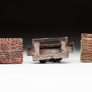 Five Chinese bronze seals and an Indonesian bronze figure group, 18/19th C. — foto 8
