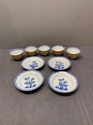 Five Chinese café-au-lait-ground blue and white cups and four saucers, conical shell mark, Kangxi — photo 1