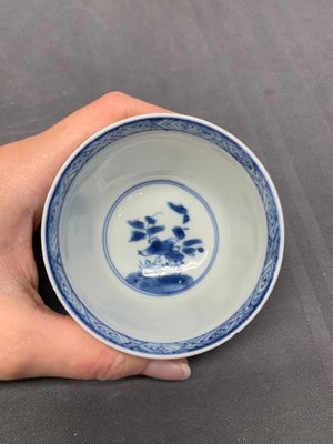 Five Chinese café-au-lait-ground blue and white cups and four saucers, conical shell mark, Kangxi — photo 11