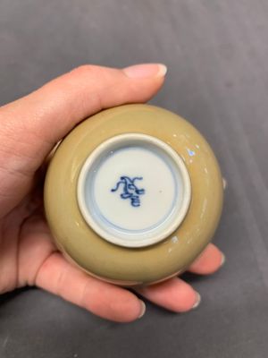 Five Chinese café-au-lait-ground blue and white cups and four saucers, conical shell mark, Kangxi — photo 12