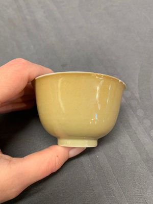 Five Chinese café-au-lait-ground blue and white cups and four saucers, conical shell mark, Kangxi — photo 13