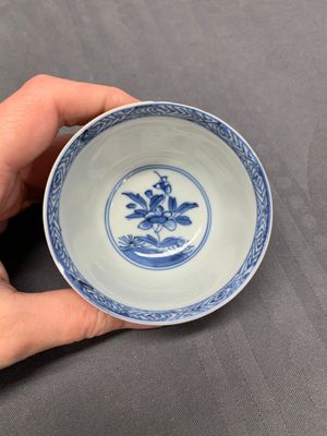 Five Chinese café-au-lait-ground blue and white cups and four saucers, conical shell mark, Kangxi — photo 14
