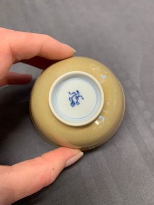 Five Chinese café-au-lait-ground blue and white cups and four saucers, conical shell mark, Kangxi — photo 15