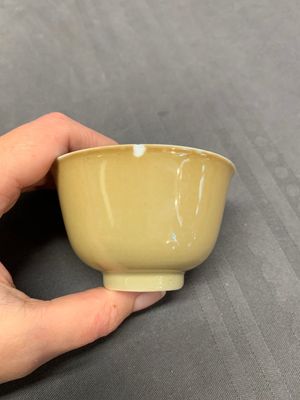 Five Chinese café-au-lait-ground blue and white cups and four saucers, conical shell mark, Kangxi — photo 16