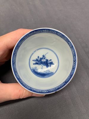 Five Chinese café-au-lait-ground blue and white cups and four saucers, conical shell mark, Kangxi — photo 17