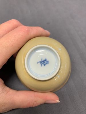 Five Chinese café-au-lait-ground blue and white cups and four saucers, conical shell mark, Kangxi — photo 18
