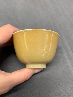 Five Chinese café-au-lait-ground blue and white cups and four saucers, conical shell mark, Kangxi — photo 19
