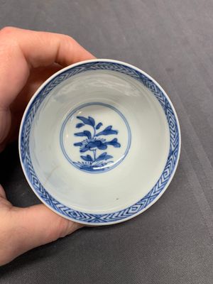 Five Chinese café-au-lait-ground blue and white cups and four saucers, conical shell mark, Kangxi — photo 20