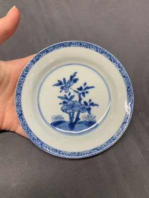 Five Chinese café-au-lait-ground blue and white cups and four saucers, conical shell mark, Kangxi — photo 2