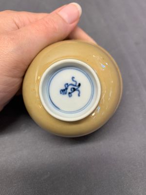 Five Chinese café-au-lait-ground blue and white cups and four saucers, conical shell mark, Kangxi — photo 21