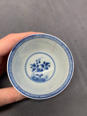 Five Chinese café-au-lait-ground blue and white cups and four saucers, conical shell mark, Kangxi — photo 23