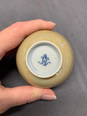 Five Chinese café-au-lait-ground blue and white cups and four saucers, conical shell mark, Kangxi — photo 24