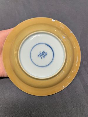 Five Chinese café-au-lait-ground blue and white cups and four saucers, conical shell mark, Kangxi — photo 3