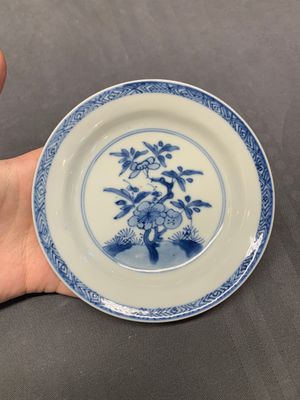 Five Chinese café-au-lait-ground blue and white cups and four saucers, conical shell mark, Kangxi — photo 4