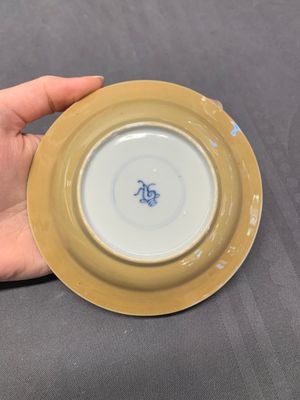 Five Chinese café-au-lait-ground blue and white cups and four saucers, conical shell mark, Kangxi — photo 5