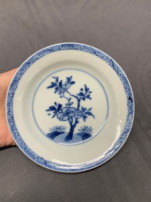 Five Chinese café-au-lait-ground blue and white cups and four saucers, conical shell mark, Kangxi — photo 6