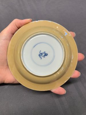 Five Chinese café-au-lait-ground blue and white cups and four saucers, conical shell mark, Kangxi — photo 7