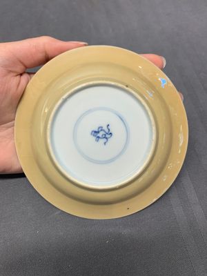 Five Chinese café-au-lait-ground blue and white cups and four saucers, conical shell mark, Kangxi — photo 9